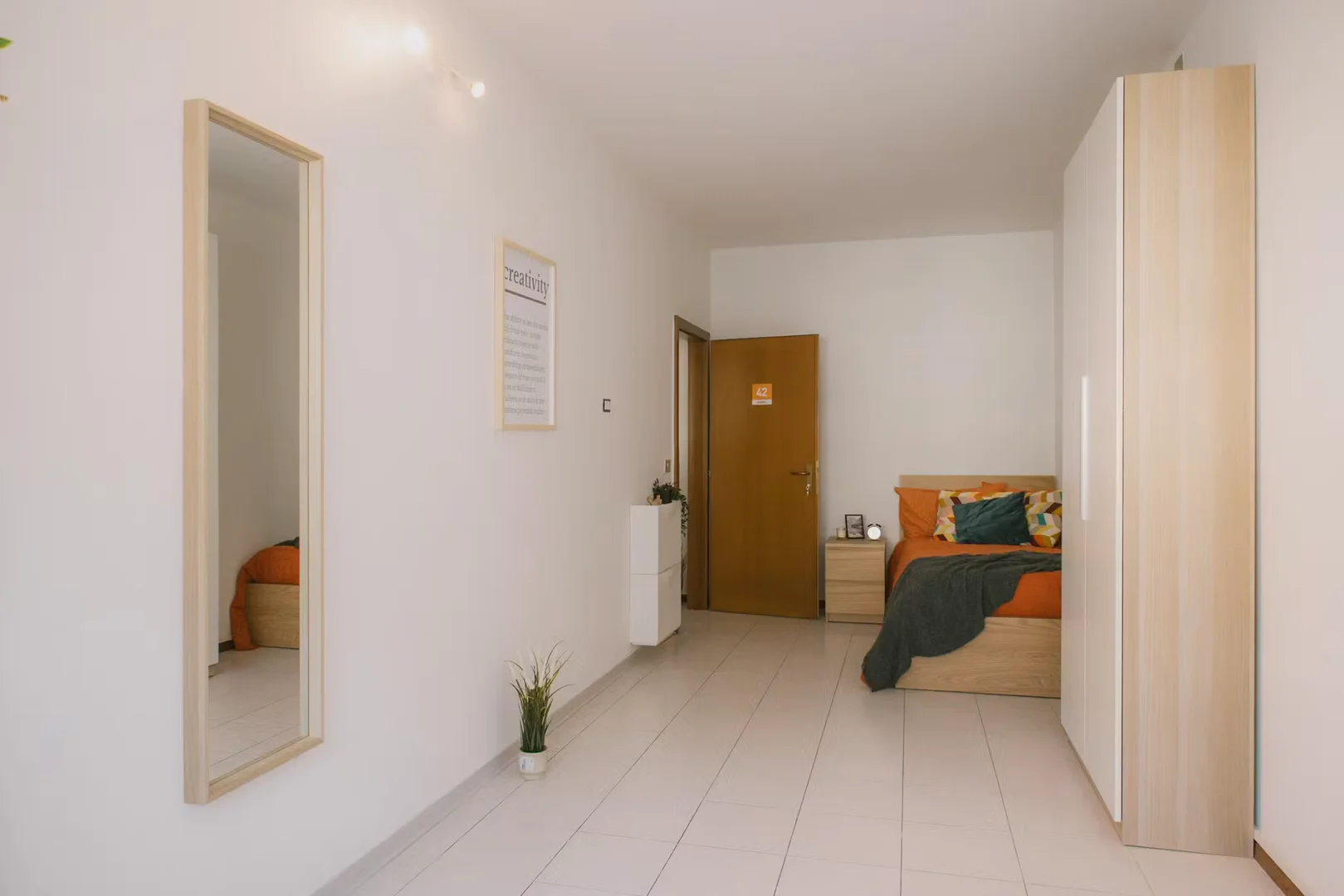 Quarto acessível para estudantes com iluminação ampla em 
