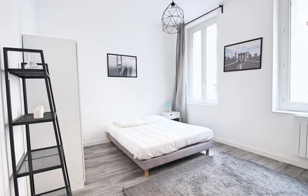 Chambre à louer avec lit double Marseille