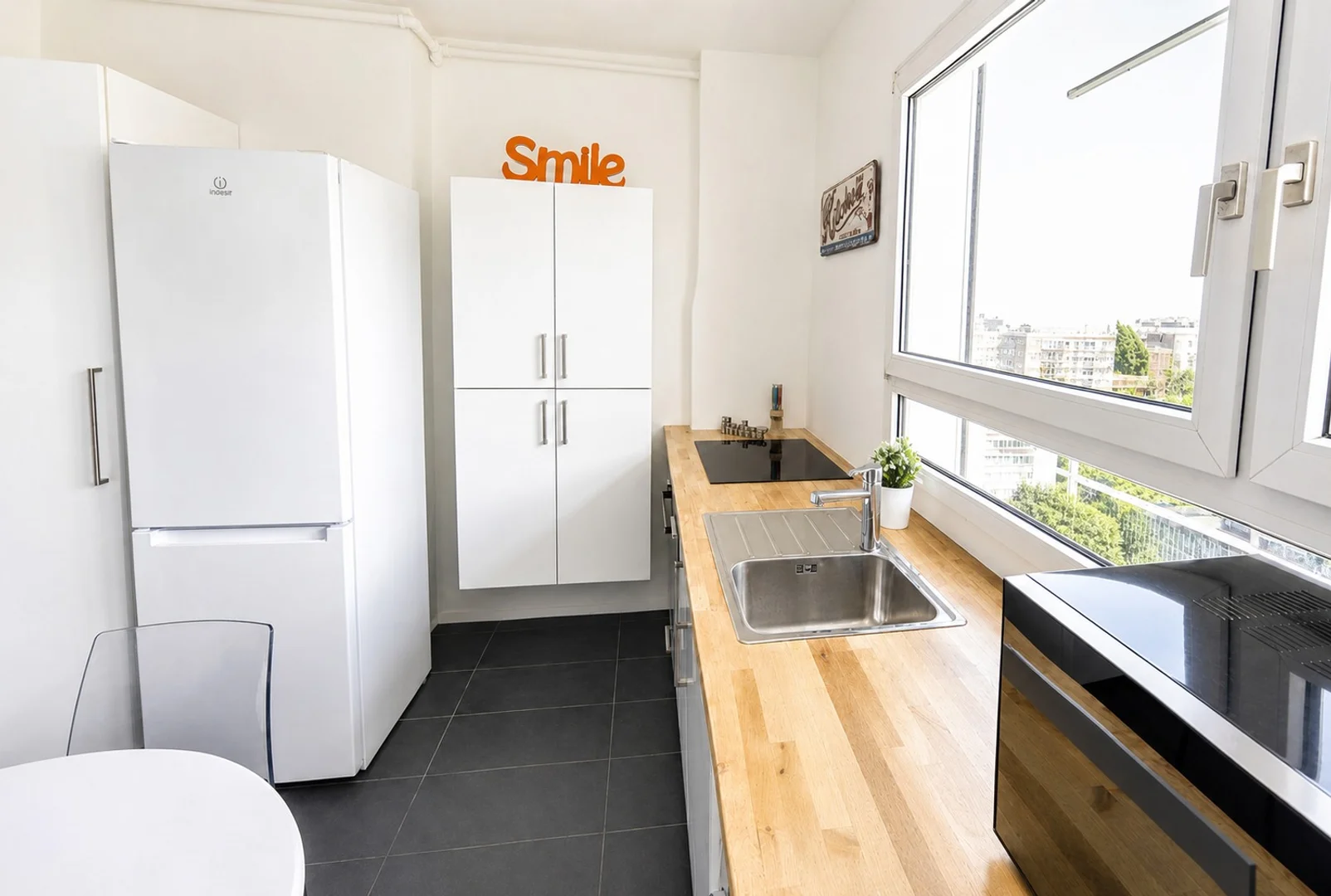 Habitación estudiantil funcional perfecta para estudiar en 