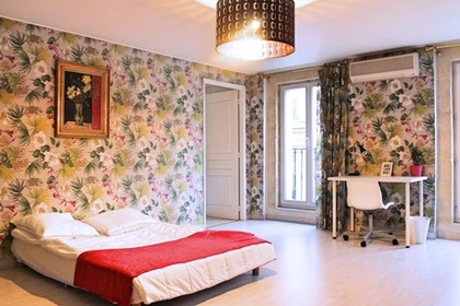 Quarto para alugar com cama de casal em Marseille