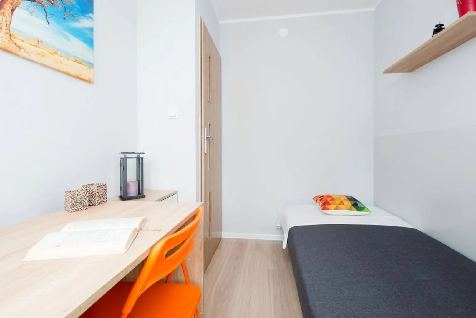 Chambre confortable pour étudiants disponible dans