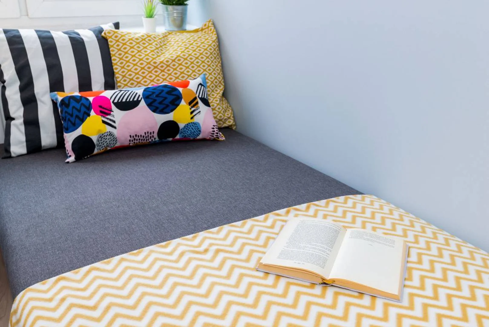 Functional student room perfect for studying in 