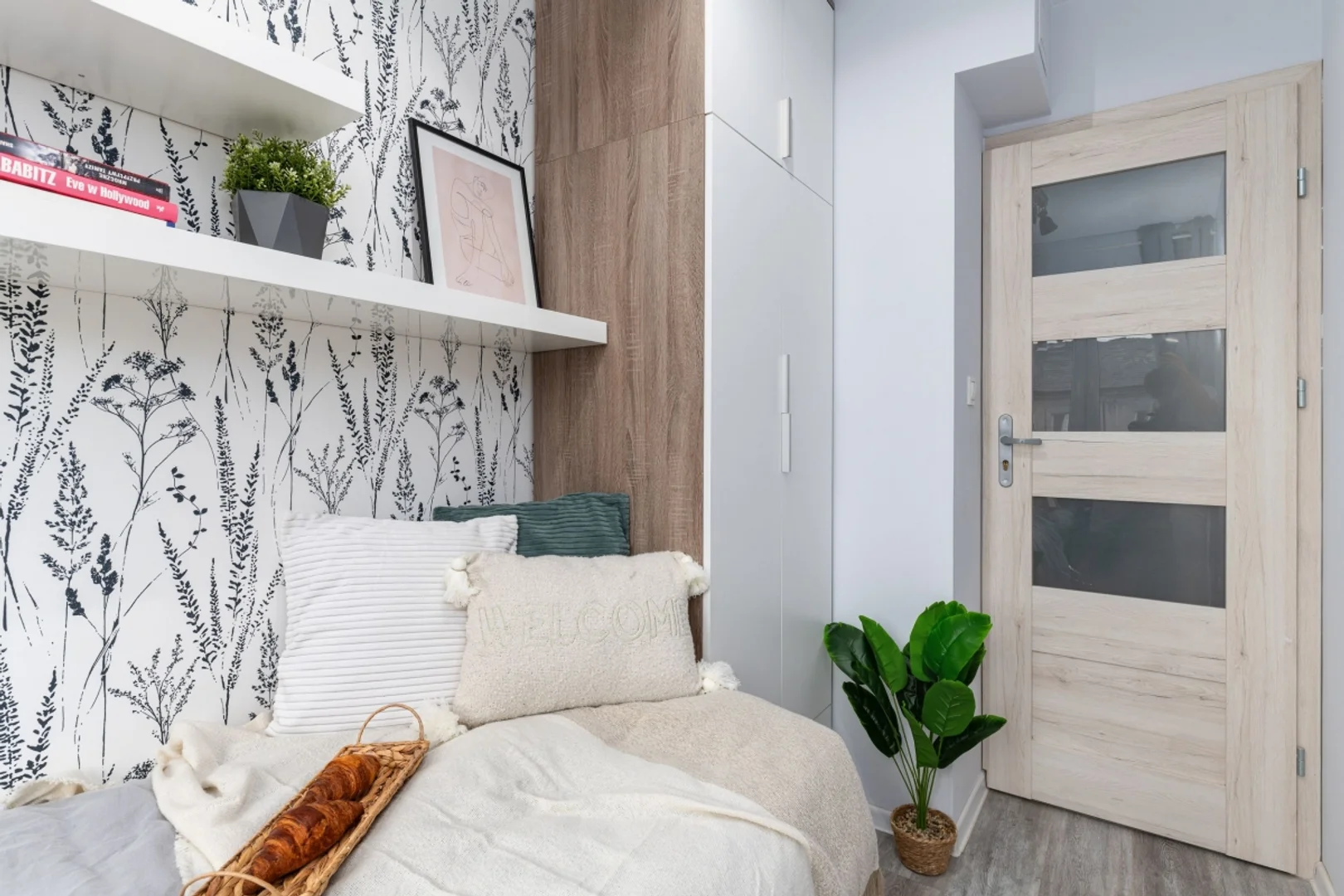 Habitación estudiantil funcional perfecta para estudiar en 