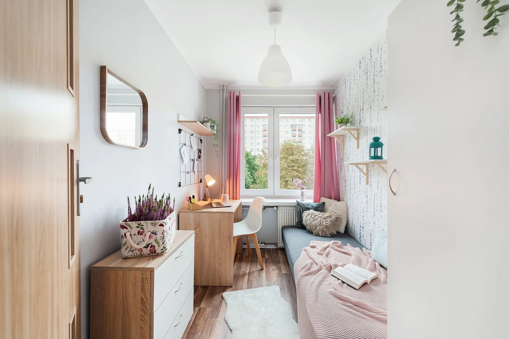Economical student room with convenient location in