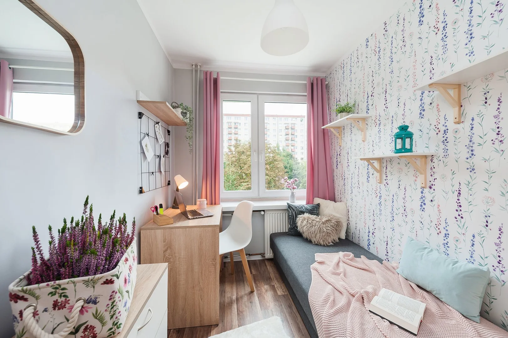 Student-friendly room in with modern amenities