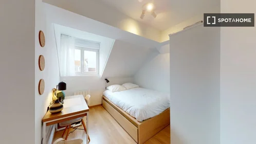 Private room at rue de Solférino, image 1 of 9