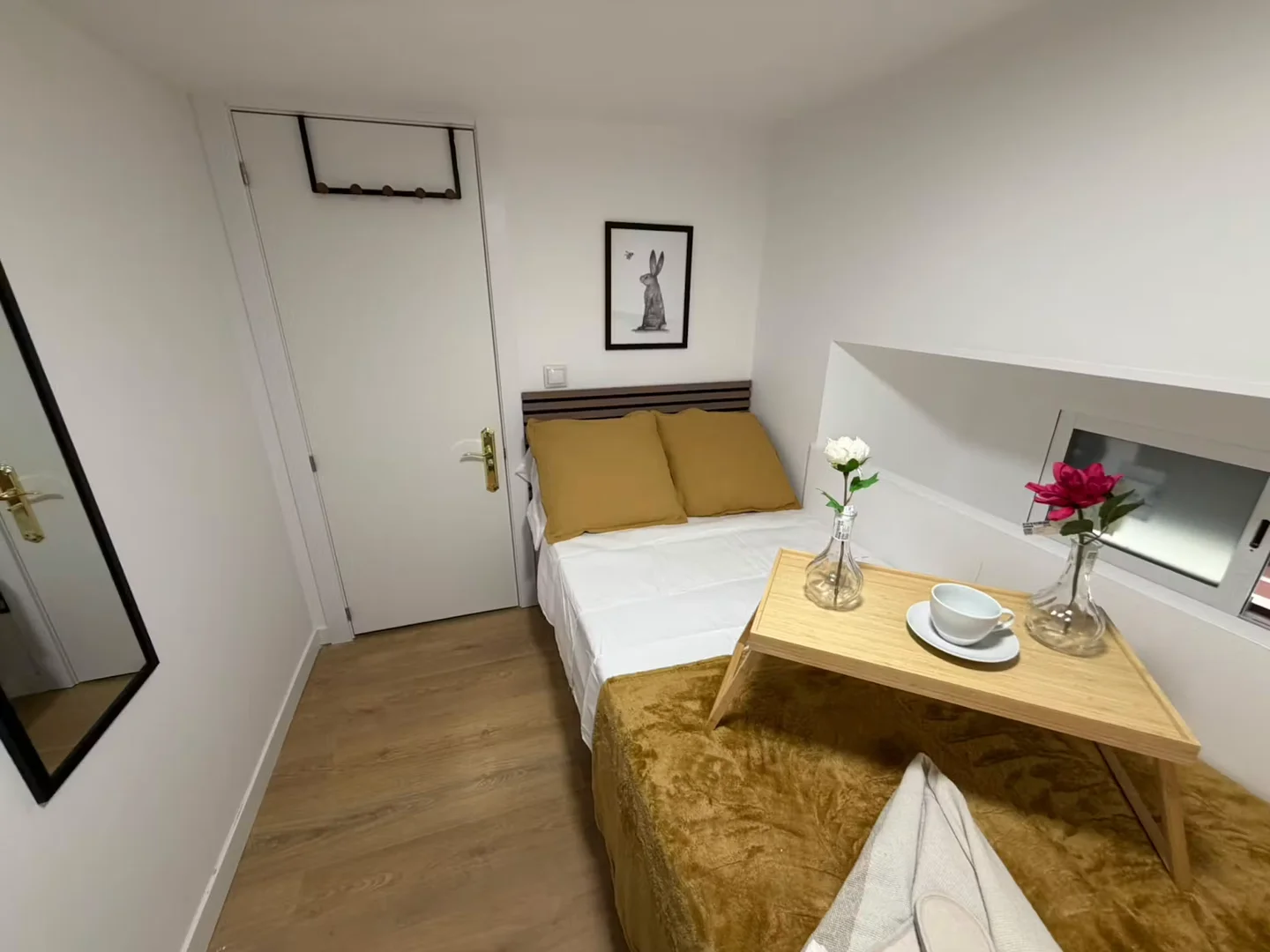 Habitación estudiantil luminosa y aireada con fácil acceso a la universidad en 