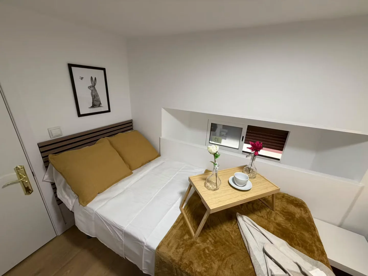 Habitación estudiantil luminosa y aireada con fácil acceso a la universidad en 
