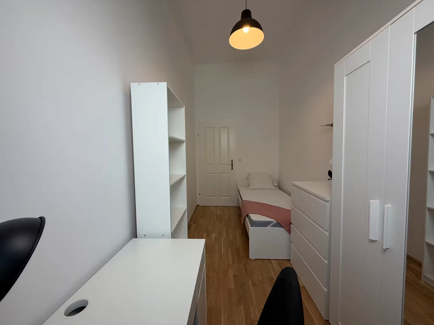 Bright and airy student room with easy university access in 