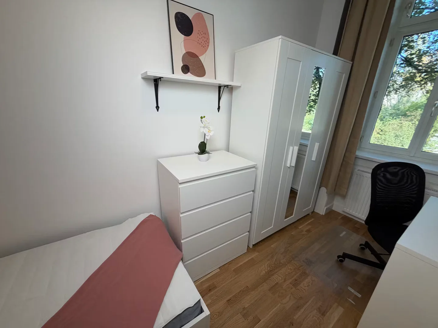 Comfortable and spacious student room in 