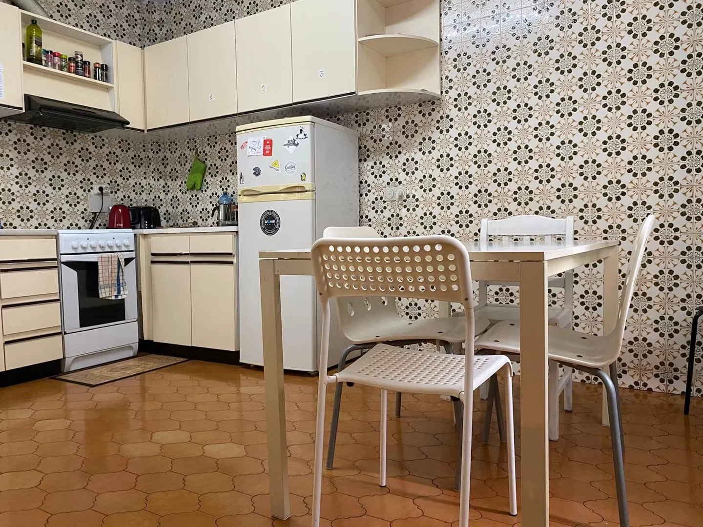 'da öğrenciler için yeterli aydınlatmaya sahip uygun fiyatlı oda