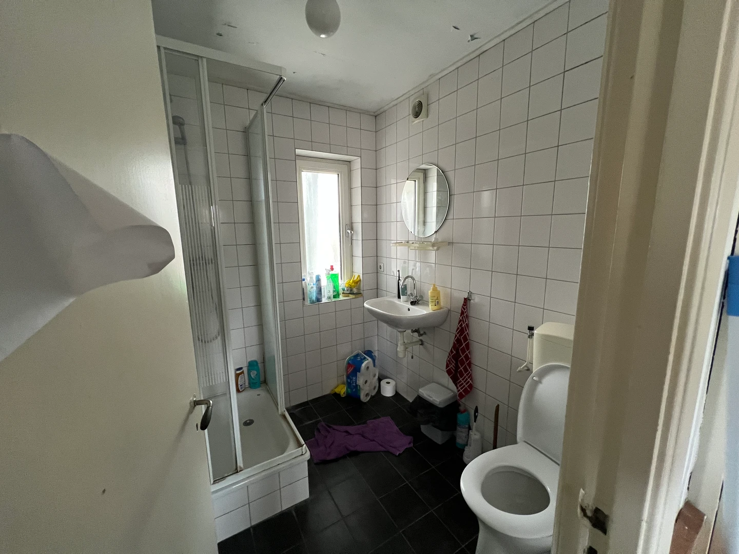 Jasny i przestronny pokój studencki z łatwym dostępem do uniwersytetu w 