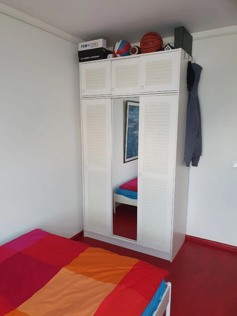 Confortevole e spaziosa stanza per studenti in 