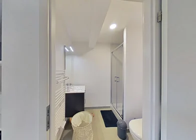 Quarto privado em residência em 54 Avenue de la Croix Blanche, imagem 3 de 16