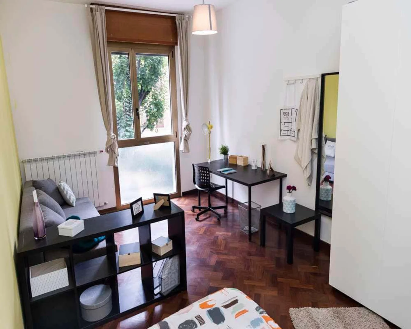 Chambre abordable pour les étudiants avec un bon éclairage dans 