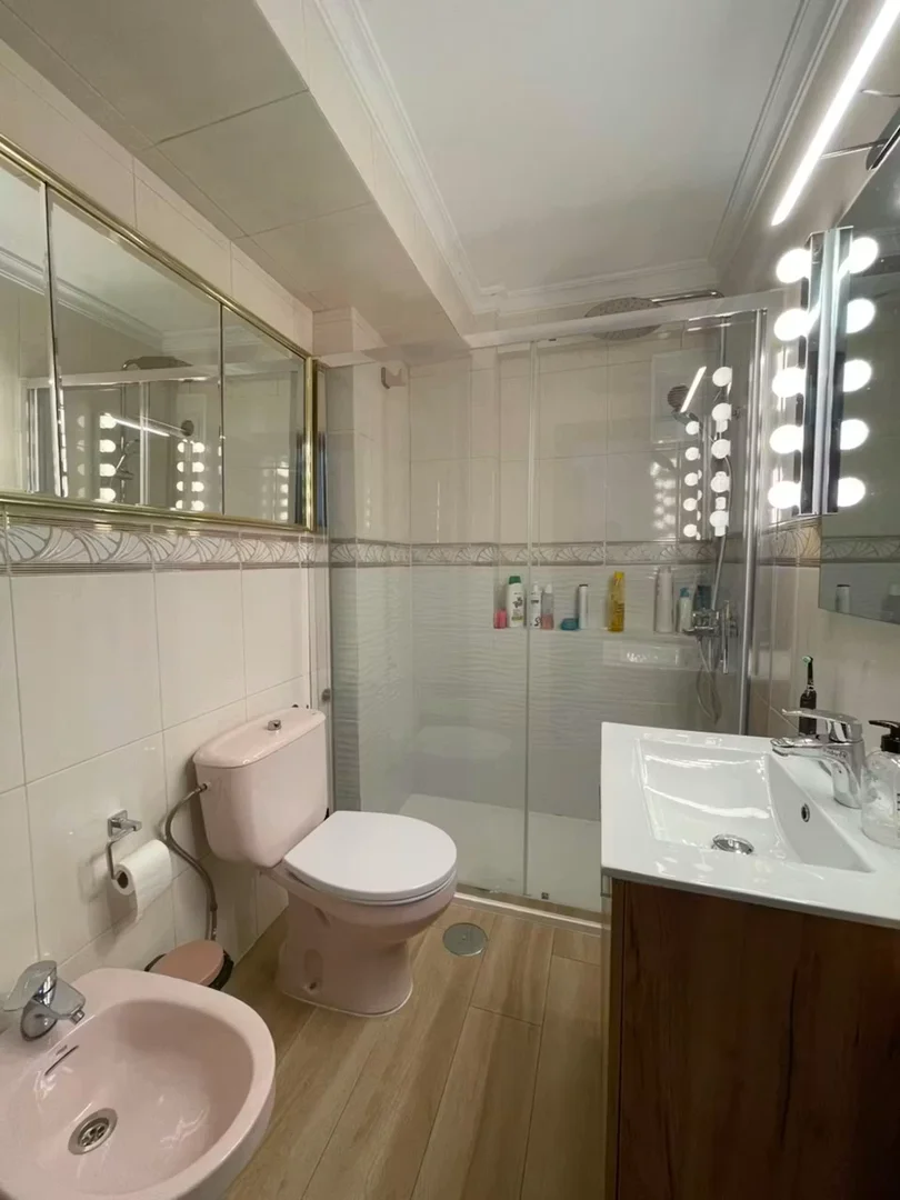 Quarto de estudante económico perto do campus em 