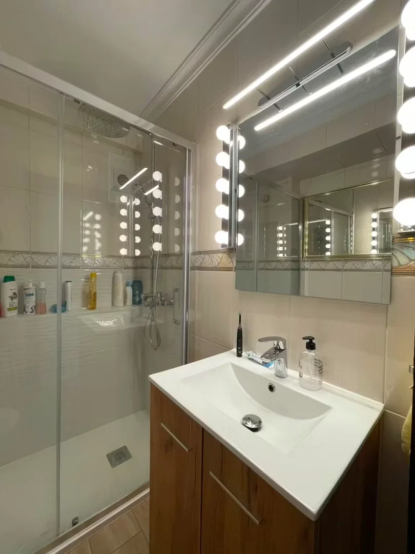 Quarto de estudante em  com área de estudo e instalações partilhadas