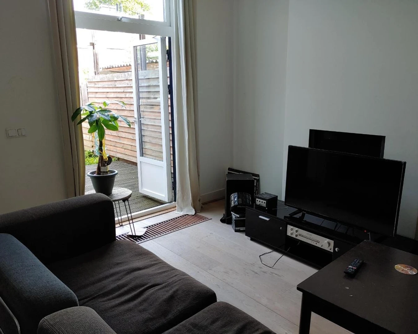 Chambre d'étudiant à  avec espace d'étude et installations communes