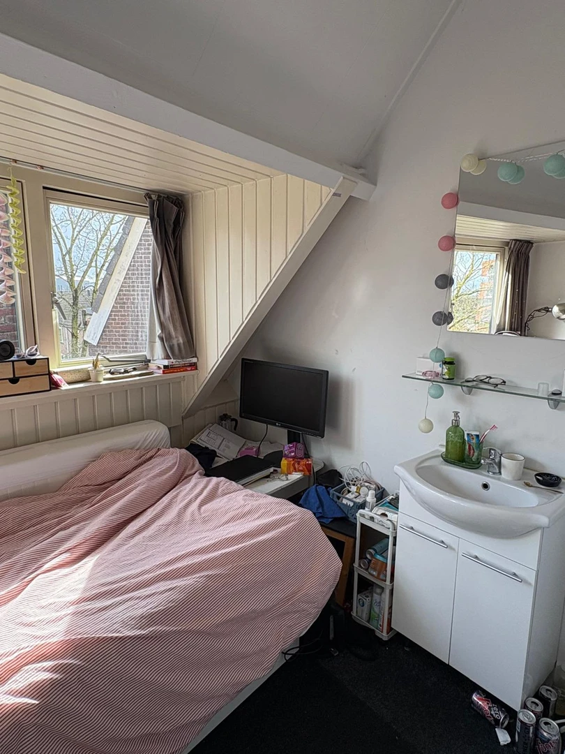 Funkcjonalny pokój studencki idealny do nauki w 