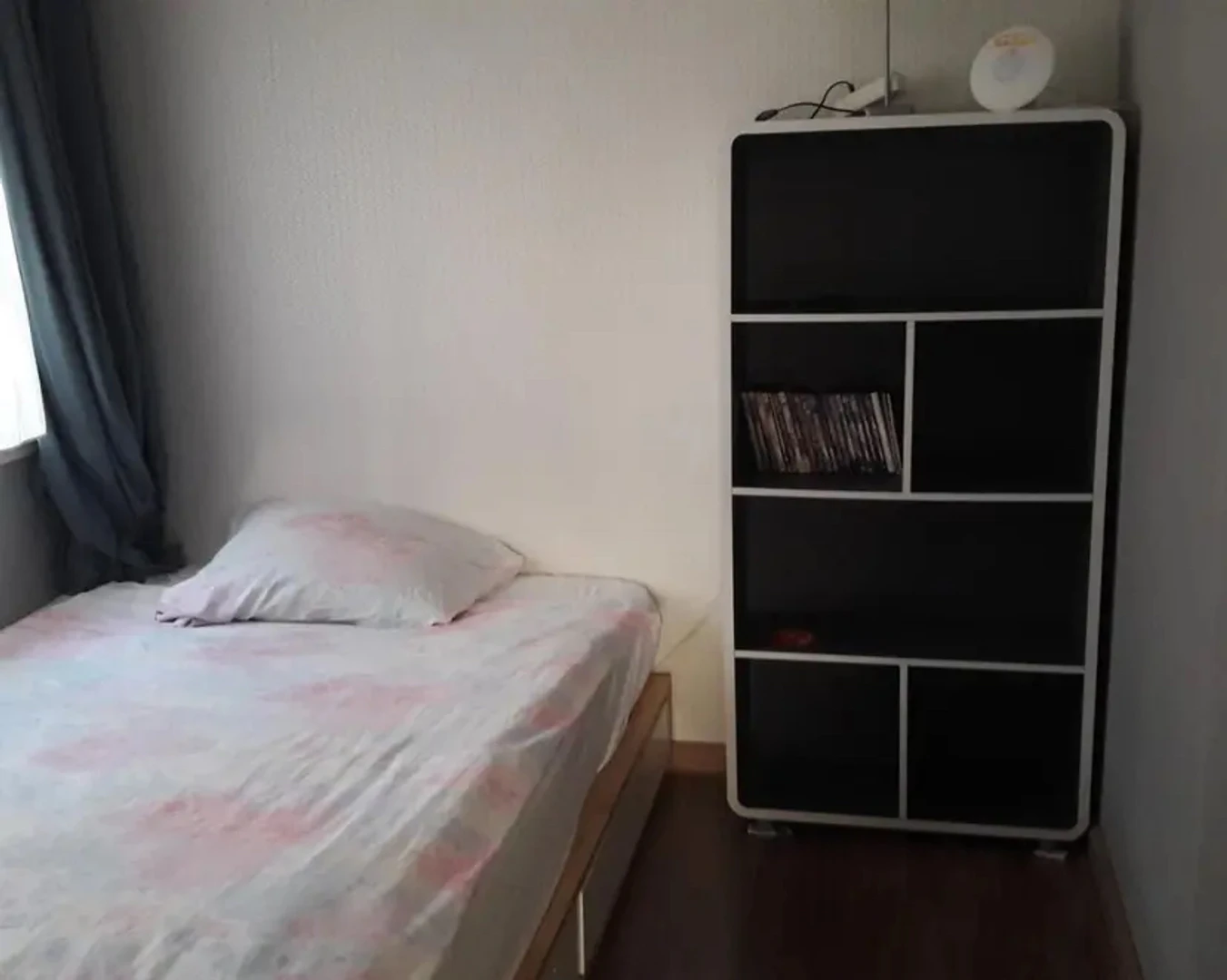 'de modern olanaklara sahip öğrenci dostu oda