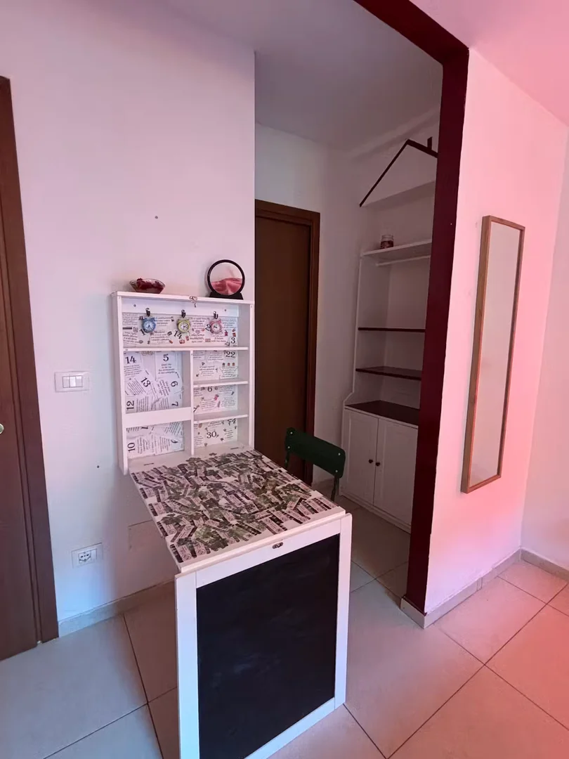 Habitación estudiantil funcional perfecta para estudiar en 