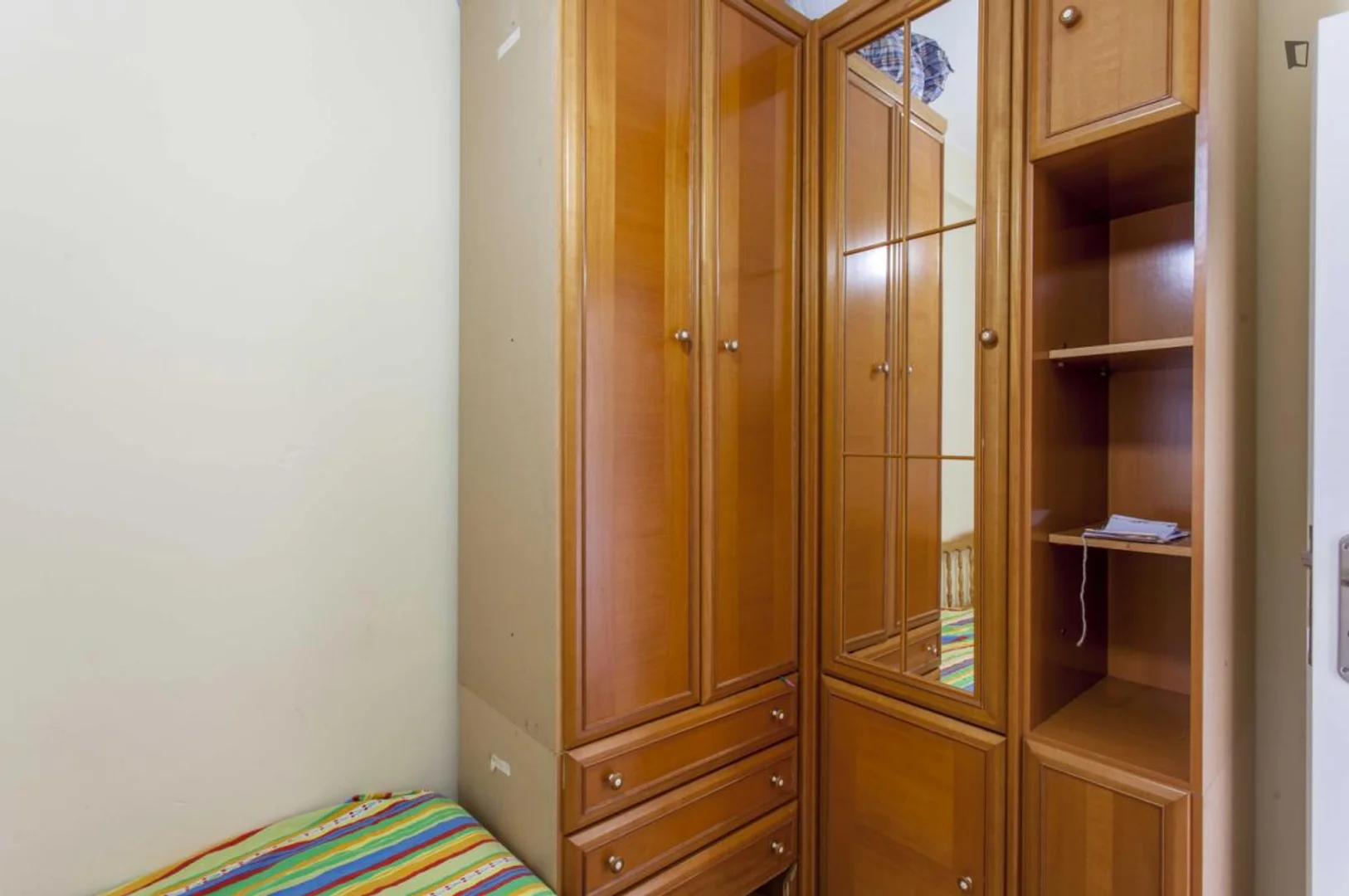 Habitación estudiantil amplia y cómoda en 