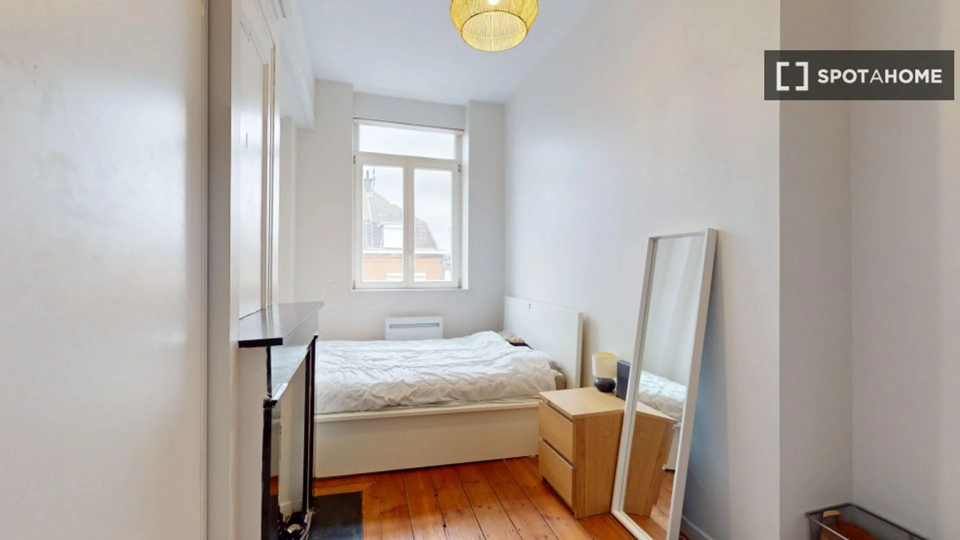 Student-friendly room in  with modern amenities