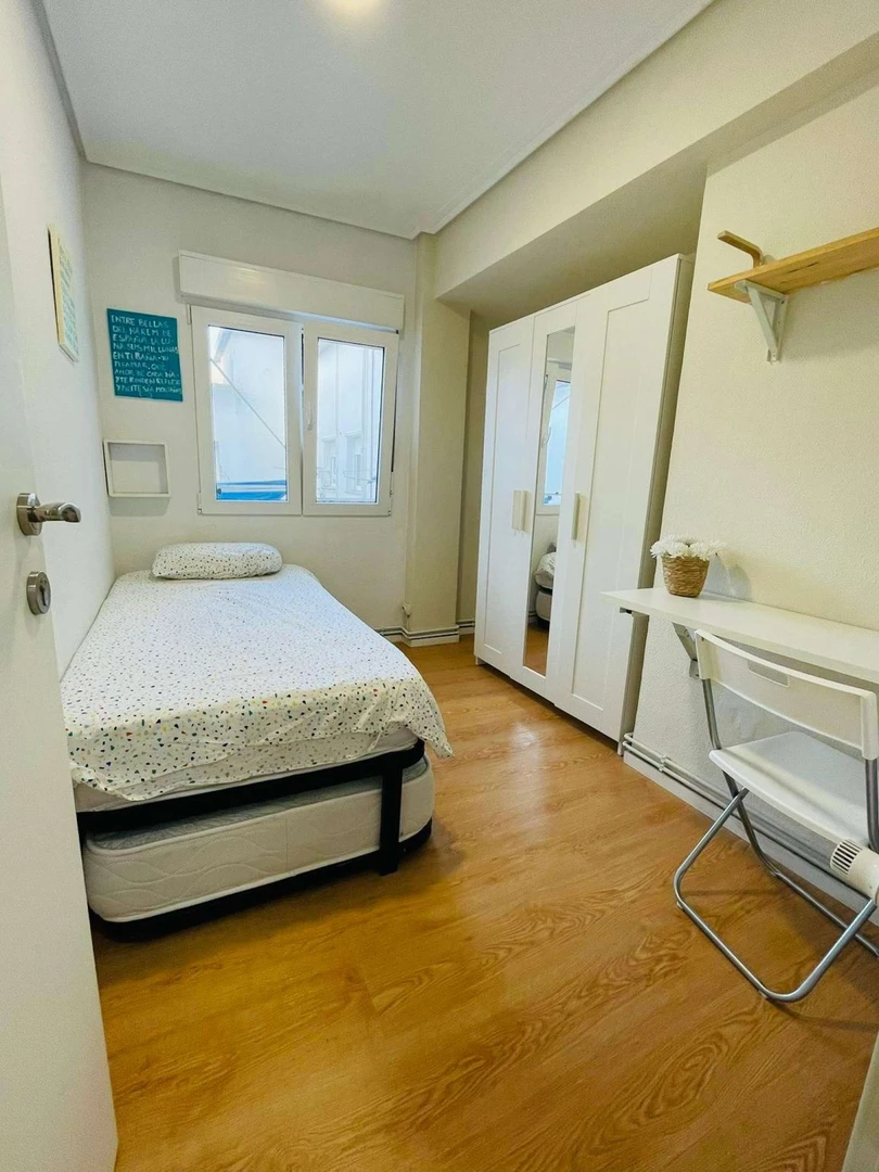 Quarto de estudante económico perto do campus em 