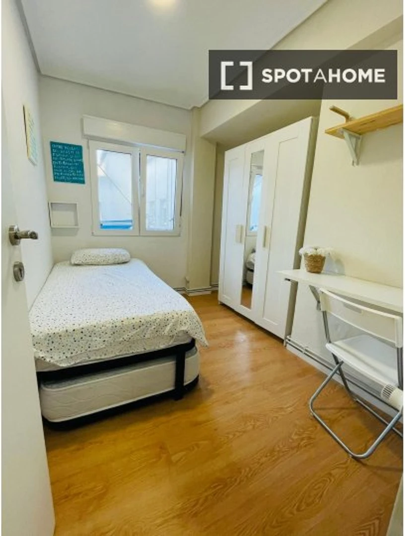 Quarto de estudante em  com área de estudo e instalações partilhadas