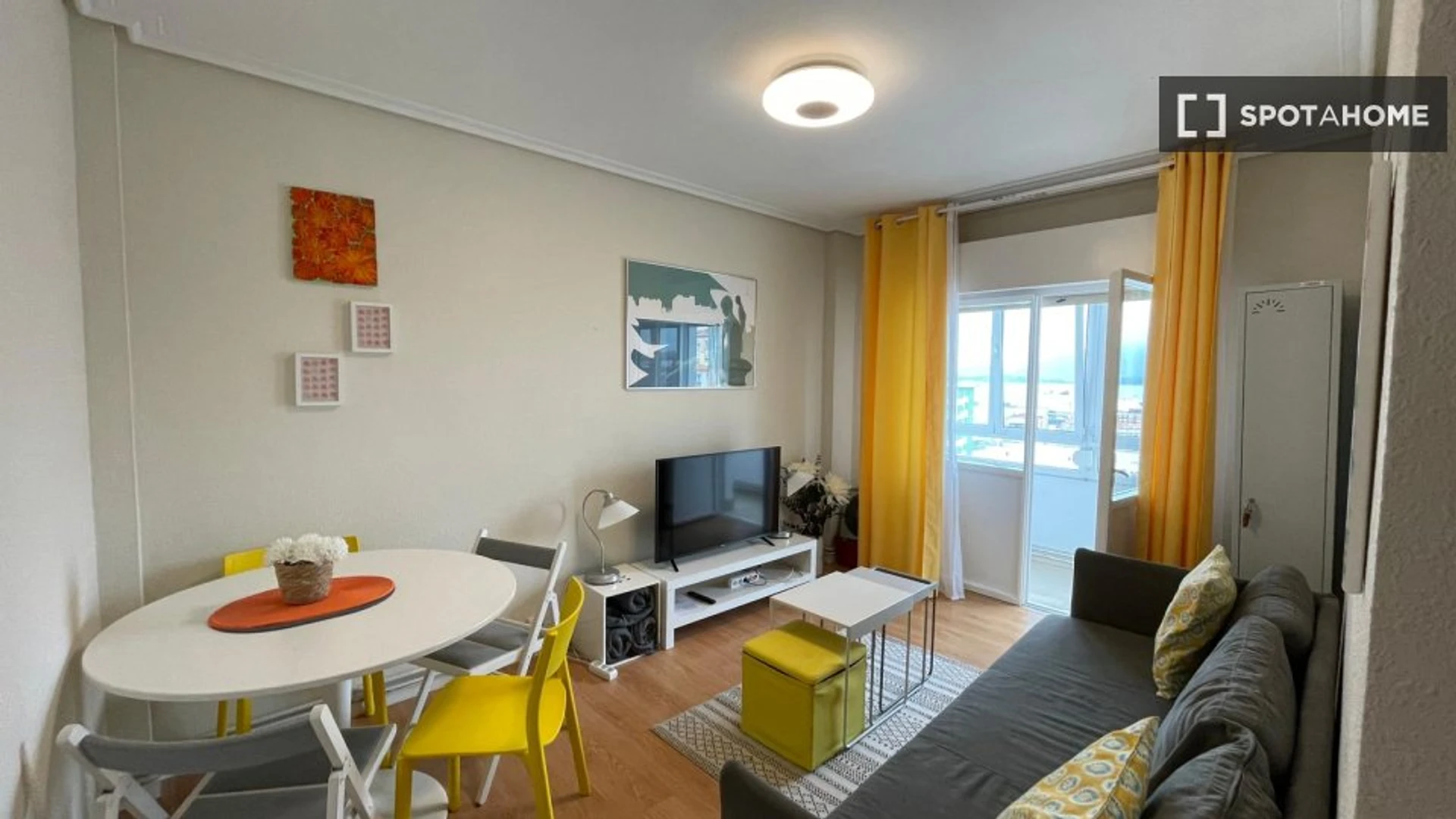 Quarto de estudante económico com localização conveniente em 