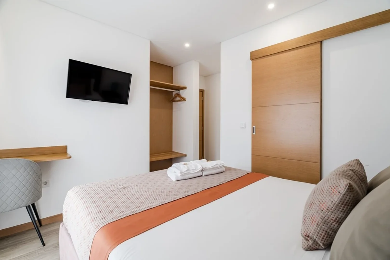 Habitación estudiantil luminosa y aireada con fácil acceso a la universidad en 