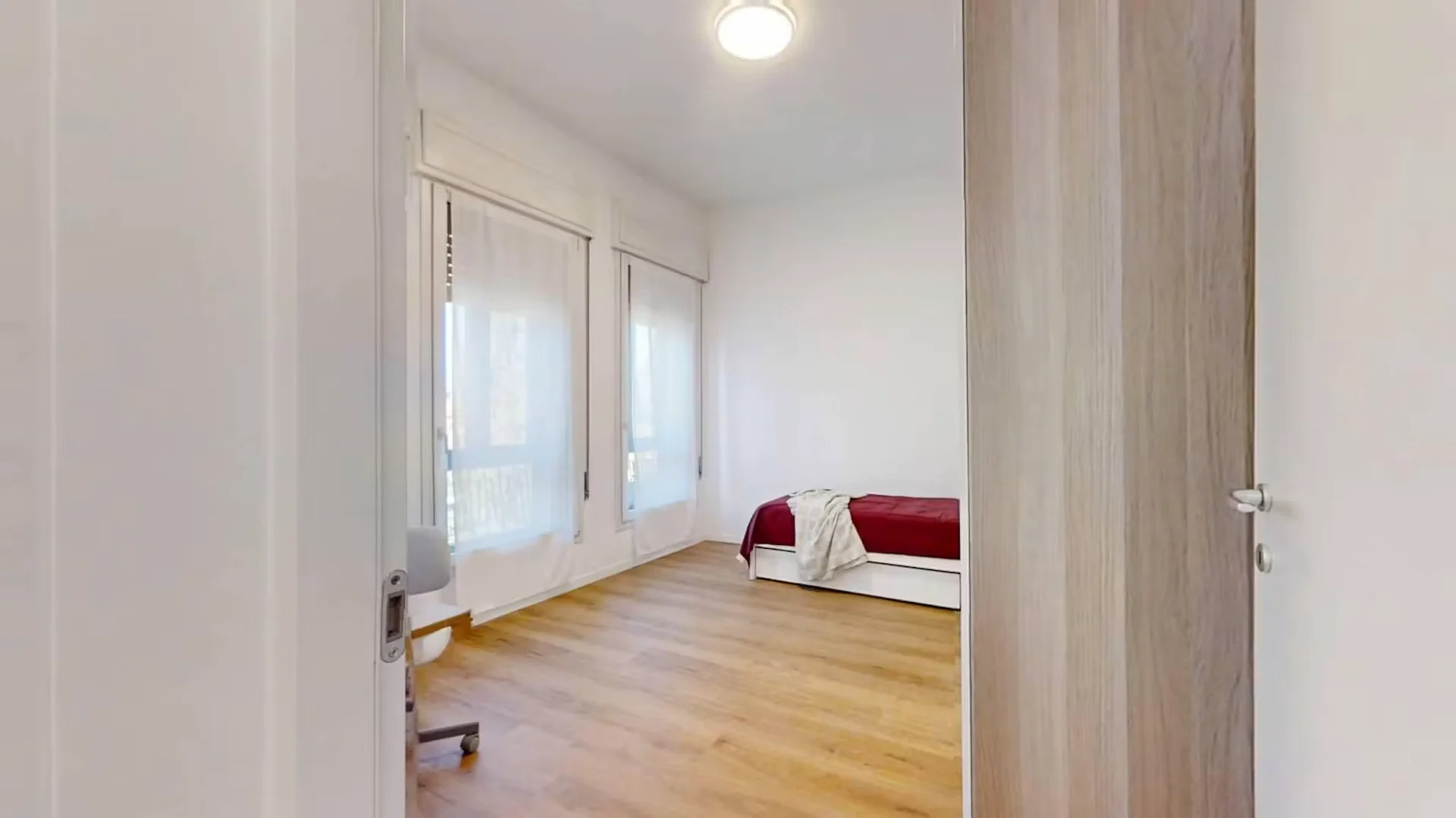Studentenzimmer in  mit Arbeitsbereich und Gemeinschaftseinrichtungen