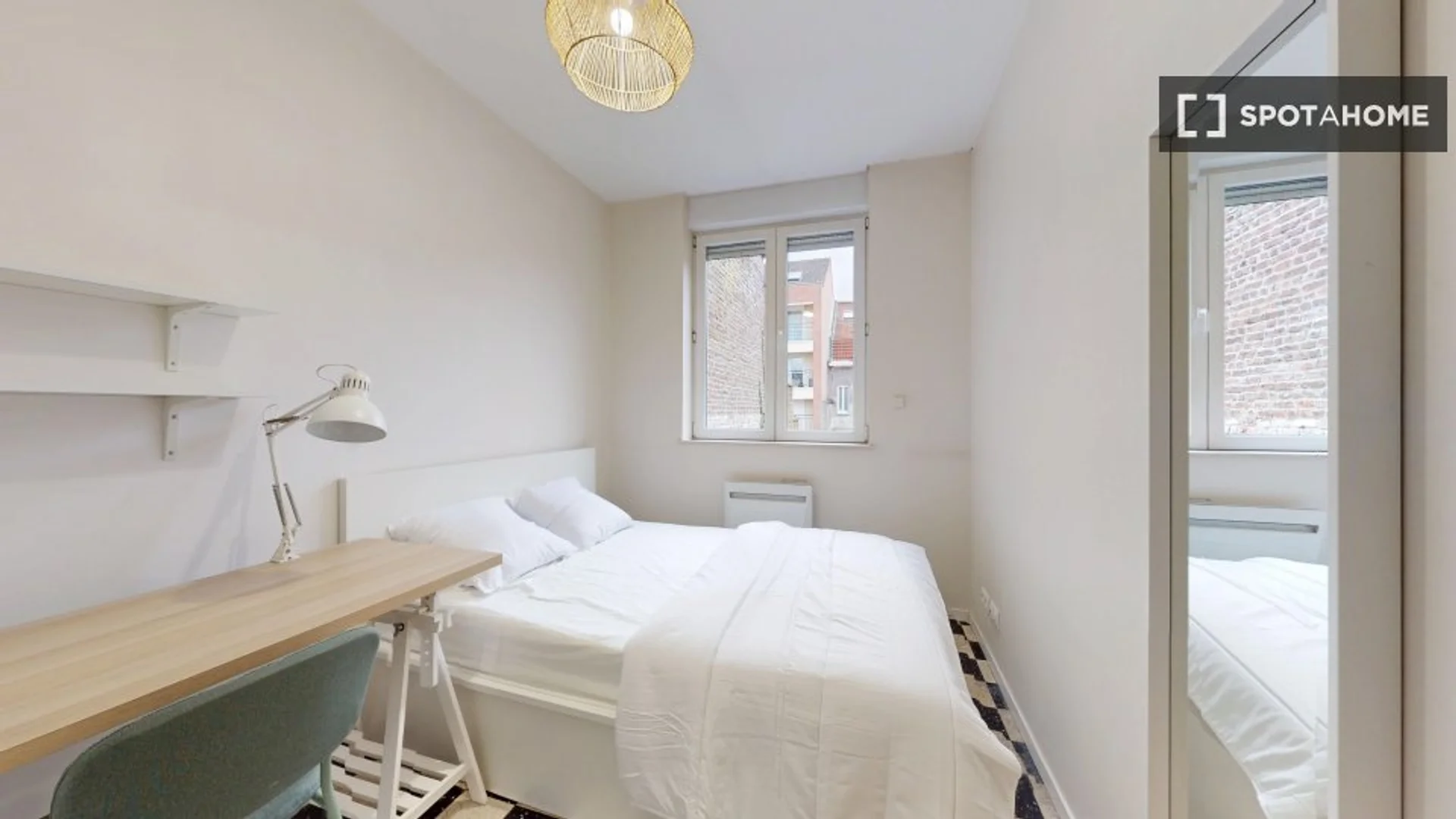 Student-friendly room in with modern amenities