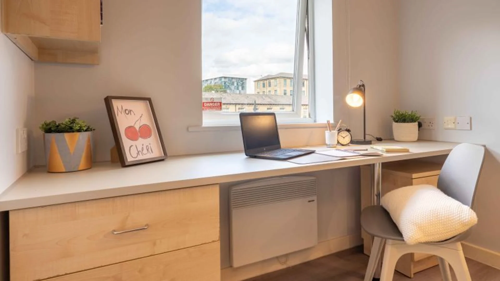 Room for rent in student apartment in , fully furnished