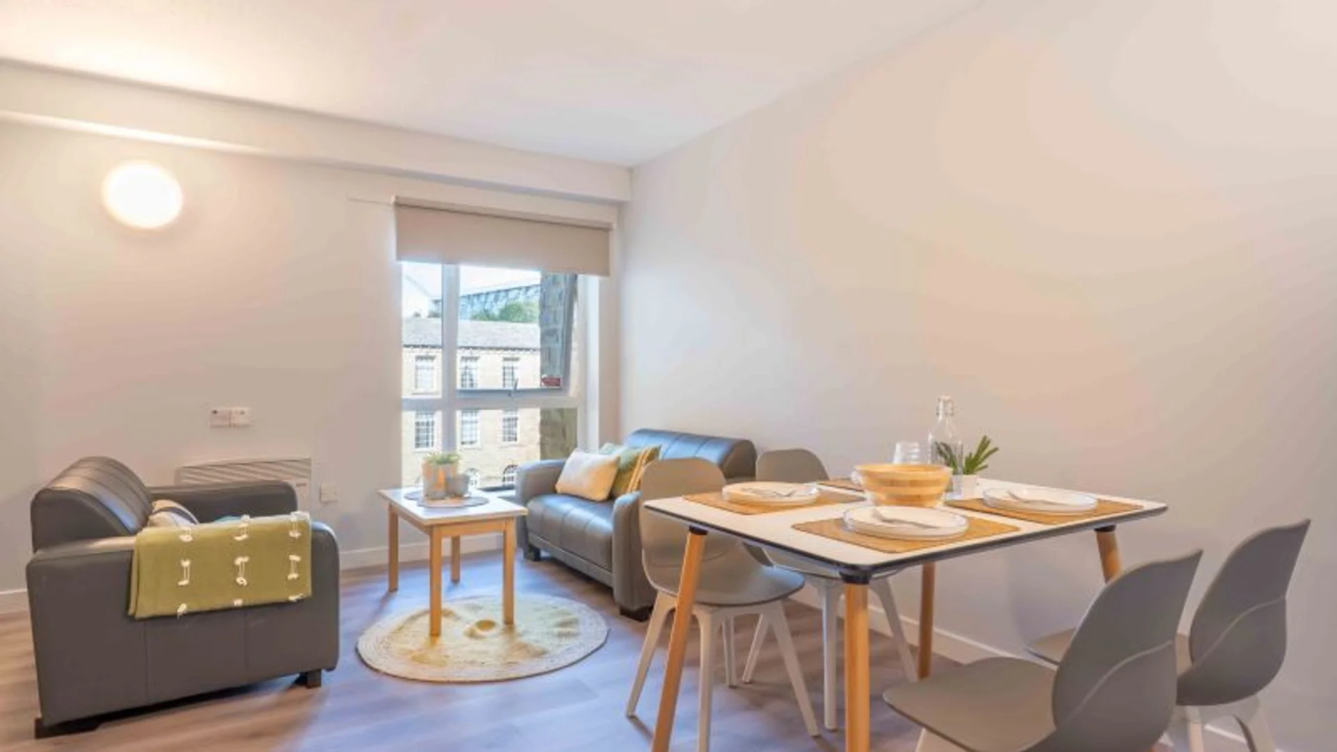 Bright and airy student room with easy university access in 