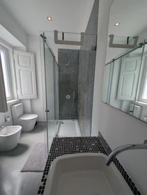 Entire apartment at Rua David Lopes, image 12 of 16