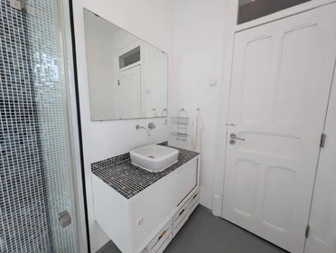Entire apartment at Rua David Lopes, image 14 of 16