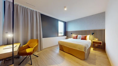 Private room at Avenue de l'Etang, image 2 of 6