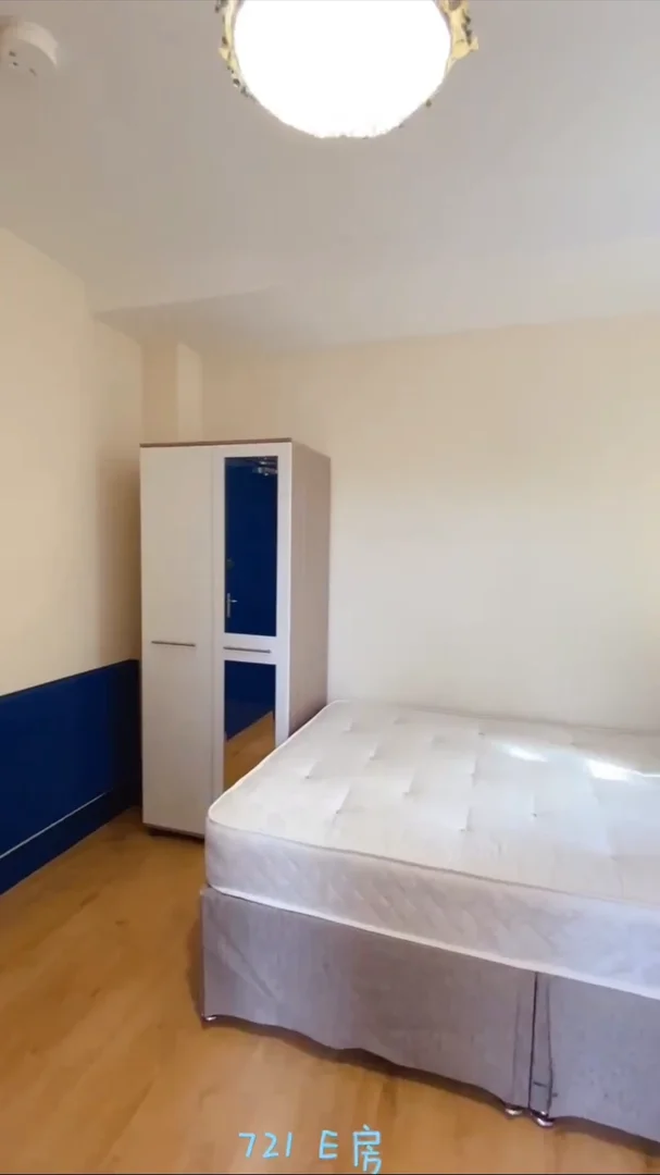 Chambre d'étudiant lumineuse et aérée avec accès facile à l'université dans 