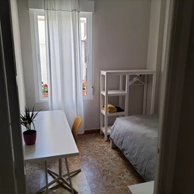 Quarto para alugar com cama de casal em Alicante-alacant