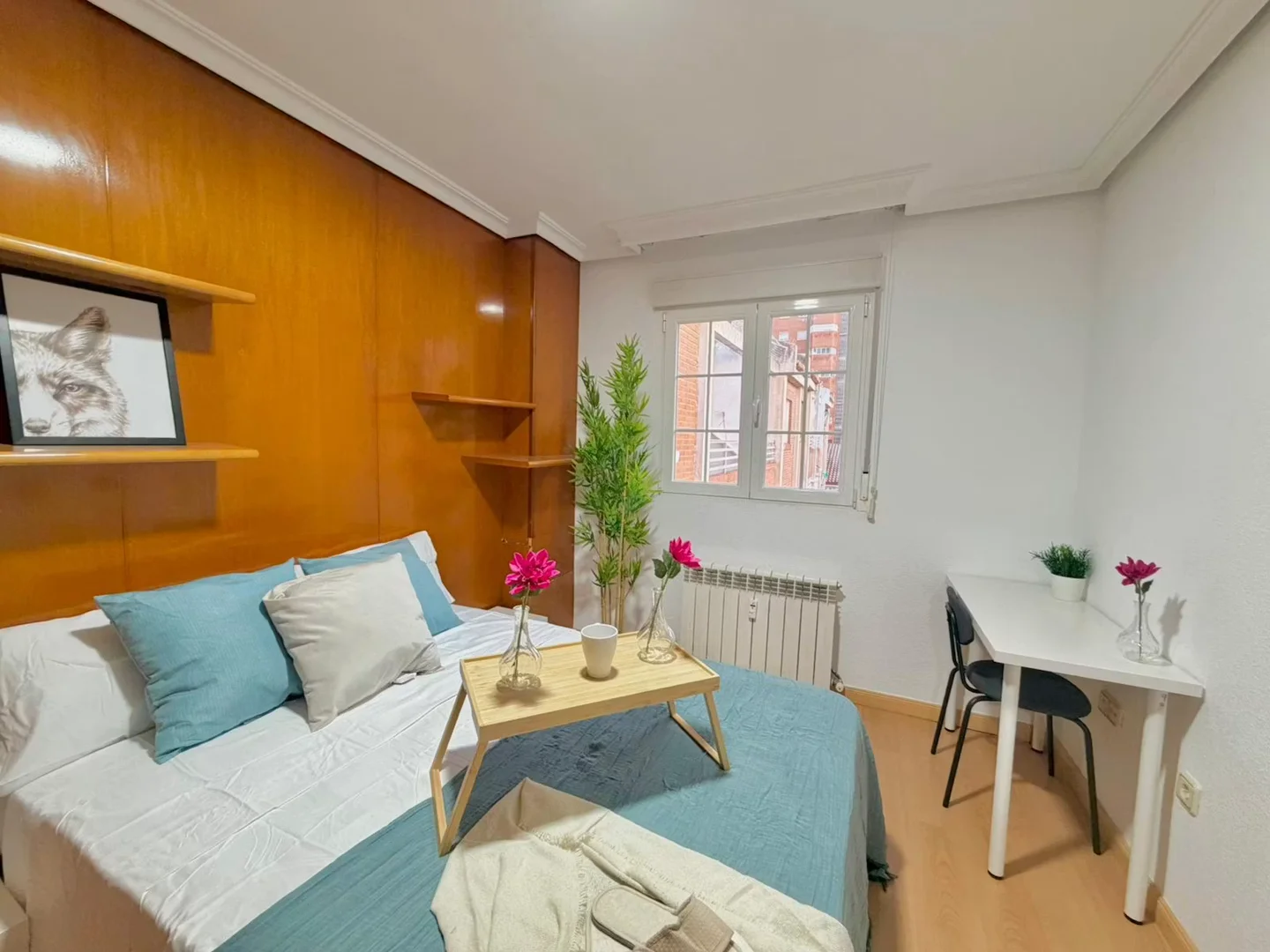 Quarto de estudante confortável e espaçoso em 