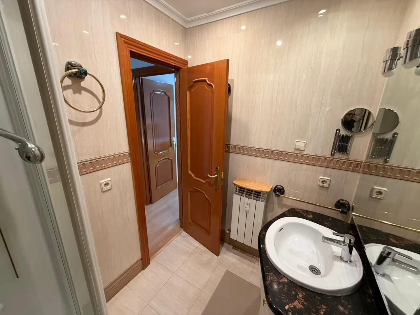 Quarto de estudante confortável e espaçoso em 