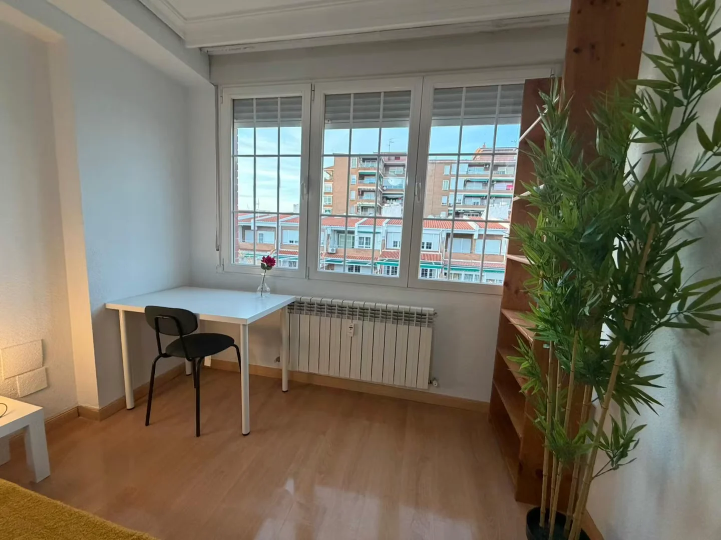 Quarto de estudante em  com área de estudo e instalações partilhadas