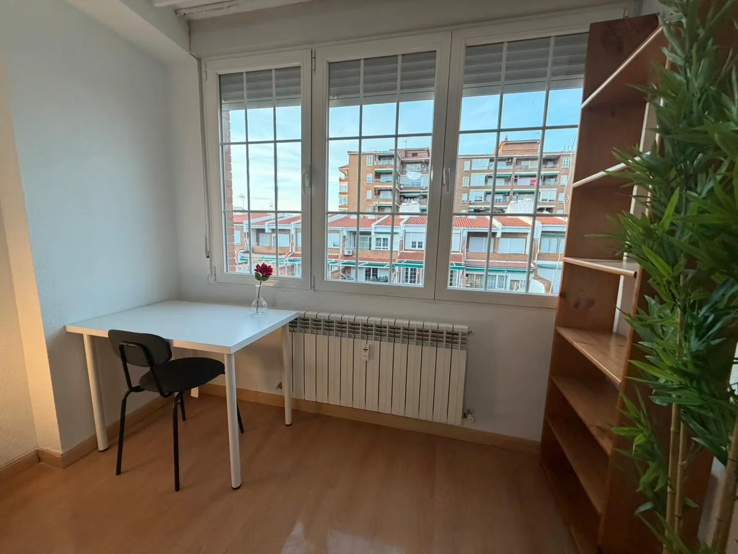 Quarto de estudante em  com área de estudo e instalações partilhadas