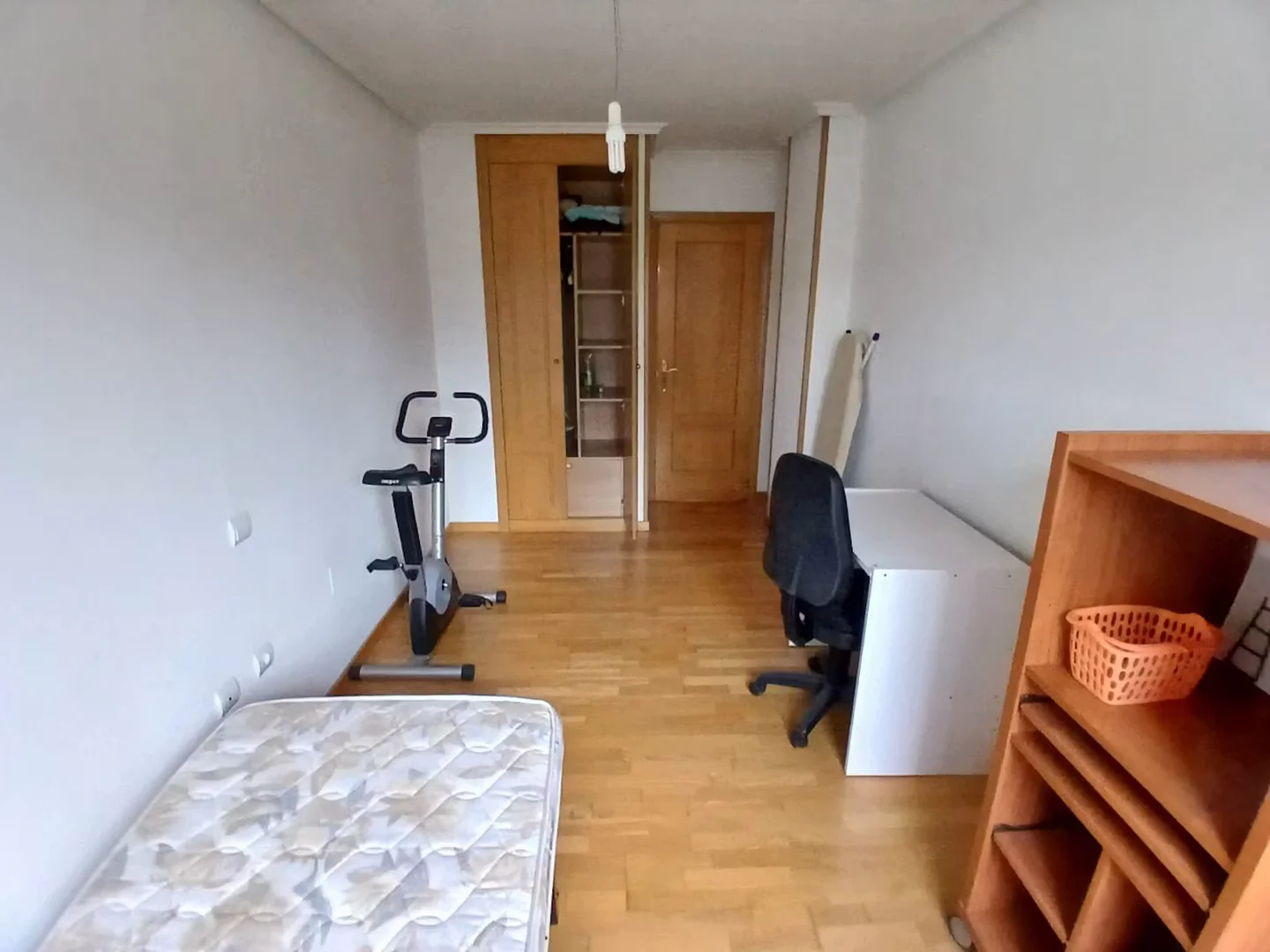 Quarto de estudante luminoso e arejado com acesso fácil à universidade em 