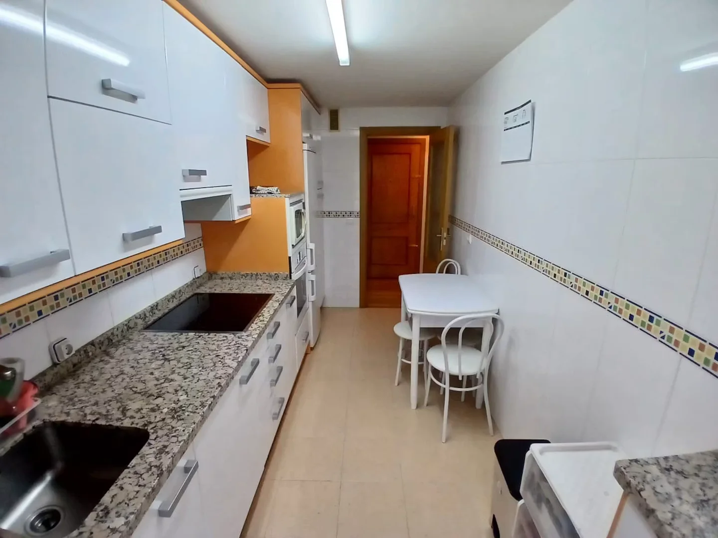 Quarto para alugar em apartamento de estudantes em , totalmente mobilado