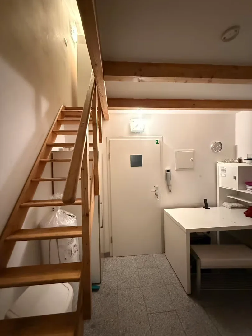 Bright and airy student room with easy university access in 