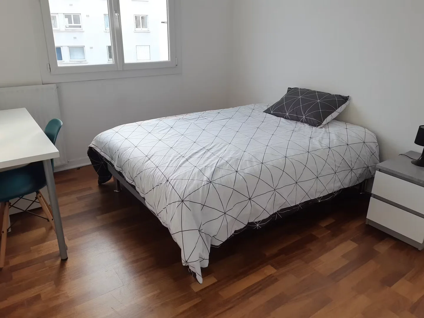  bölgesinde uygun konuma sahip ekonomik öğrenci odası