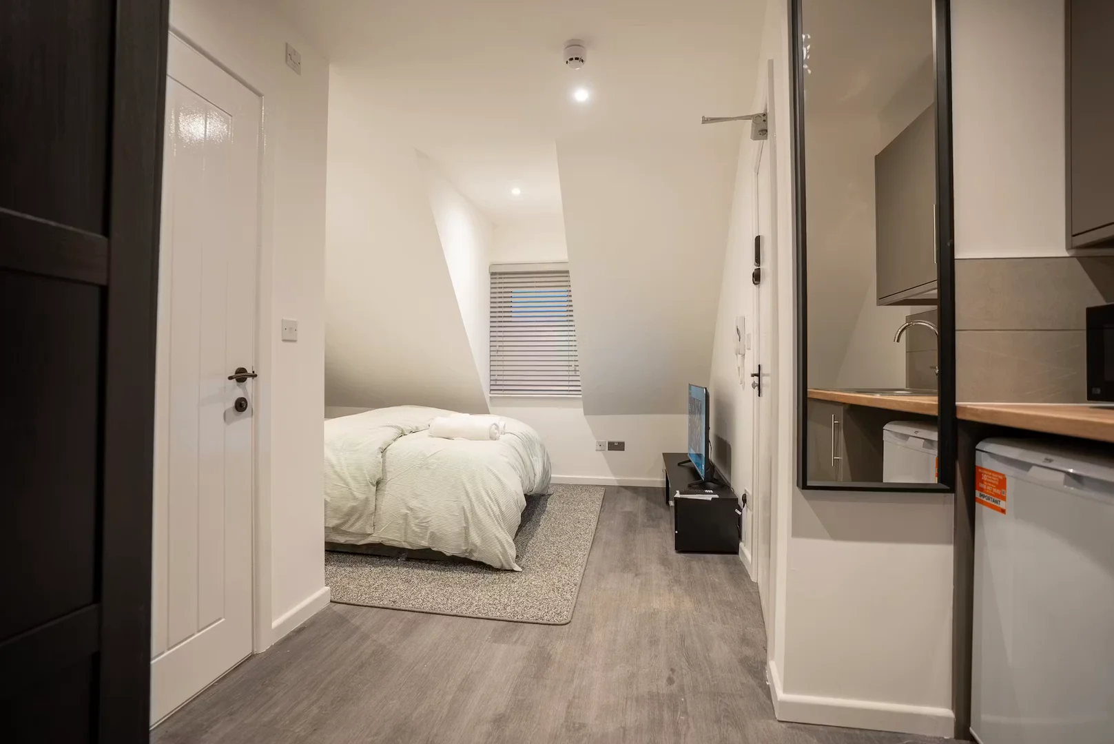 Quarto acessível para estudantes com iluminação ampla em