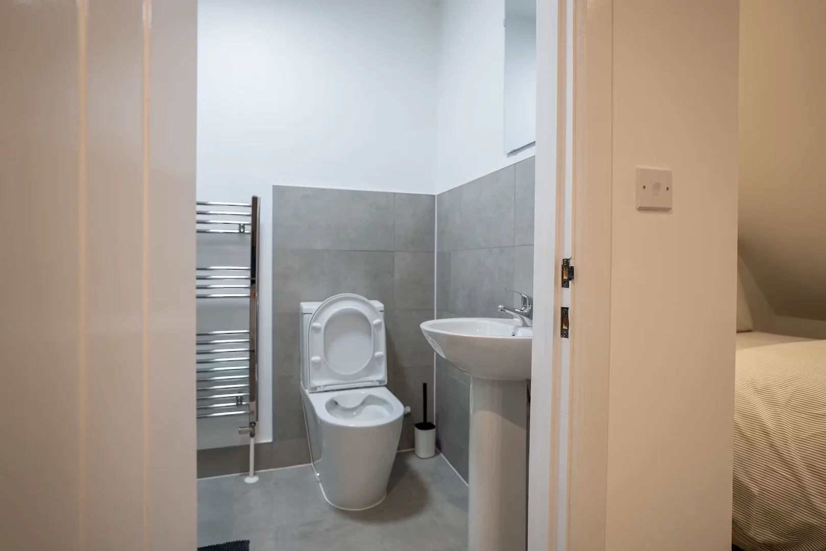 Quarto de estudante em com área de estudo e instalações partilhadas